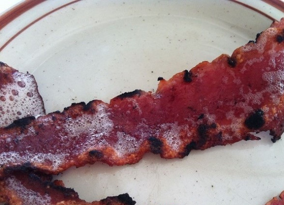 1. Этап. Яйцо в авокадо с беконом: 5. В это же время обжарьте бекон до хрустящей корочки. Далее нарежьте его мелкими кусочками.