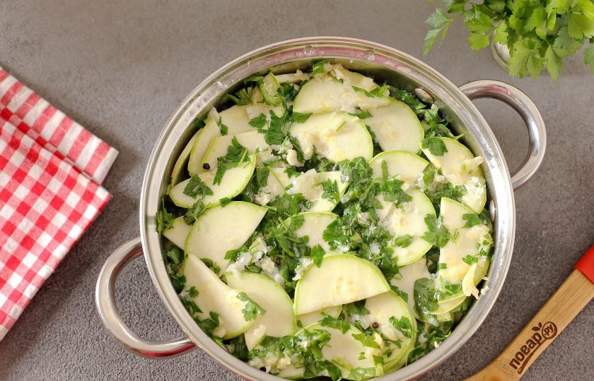 1. Этап. Кабачки Хризантема на зиму: Залейте кипящим маринадом кабачки с зеленью и чесноком. Оставьте на сутки при комнатной температуре под гнетом.