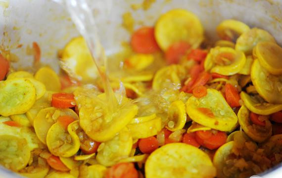 1. Этап. Морковный сквош: Добавить немного вина.