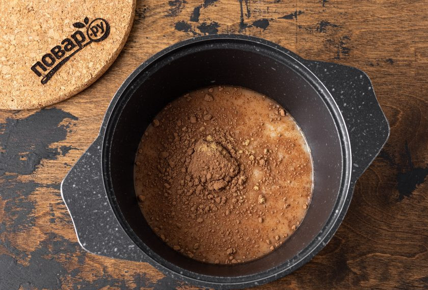 1. Этап. Горячий шоколад с имбирём и халвой: Смешайте венчиком в кастрюле воду, молоко, какао порошок и имбирь. Доведите до кипения на среднем огне и проварите 2-3 минуты.