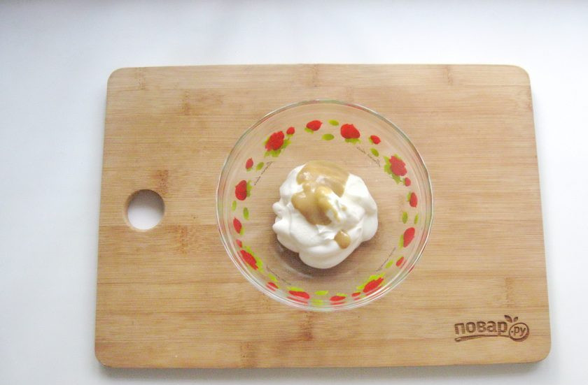 1. Этап. Салат Аристократ с курицей: И горчицу.