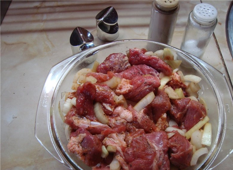 1. Этап. Шашлык по-советски: Мясо порезать на кусочки сложить в миску. Хорошо посолить,добавить специи и 1 головку лука. Мясо хорошо помять руками.