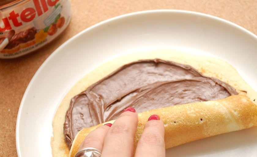 1. Этап. Блинчики с Нутеллой: 11. Размажьте Нутеллу по всей поверхности блинчика, затем сверните трубочкой.