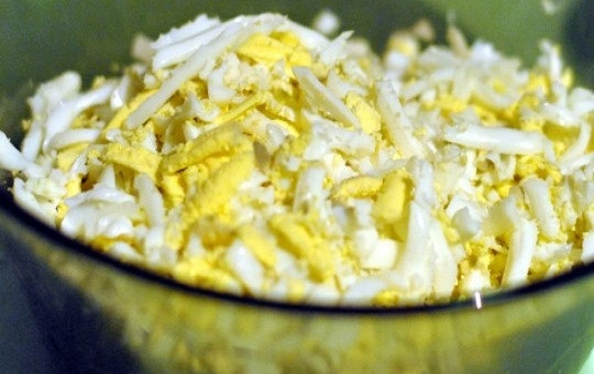 1. Этап. Салат с кальмарами и яйцами: 2. Нарежьте сваренные вкрутую яйца и добавьте в салатник.