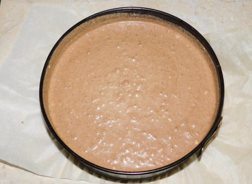 1. Этап. Креативный торт для мужчины: Готовое тесто вылейте в форму для выпечки и поставьте в духовку, разогретую до 180 градусов, на 40-50 минут.