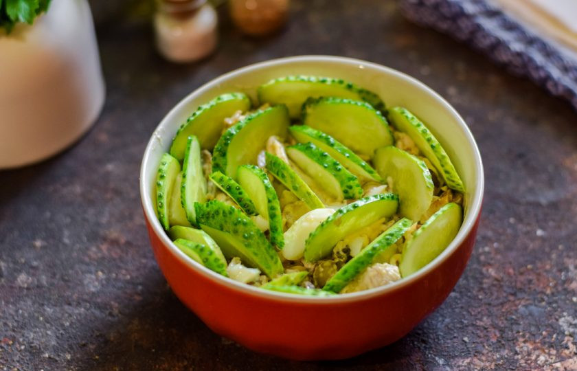 1. Этап. Салат Роза из огурцов: Огурцы нарежьте тонкими пластинами и украсьте салат.