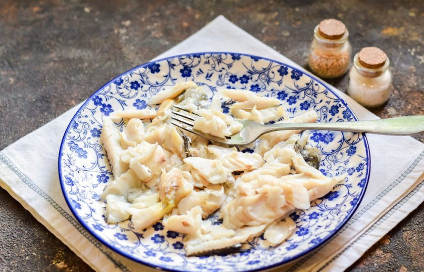 1. Этап. Салат из рыбы с морковью: Готовую рыбу очистите и удалите хребет, после можете размять ее вилкой.