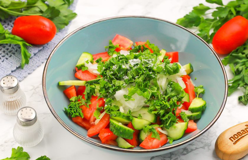 1. Этап. Салат Гарнир: Промойте и измельчите петрушку, всыпьте нарезку вместе с солью в салатник. Полейте салат растительным маслом и перемешайте.