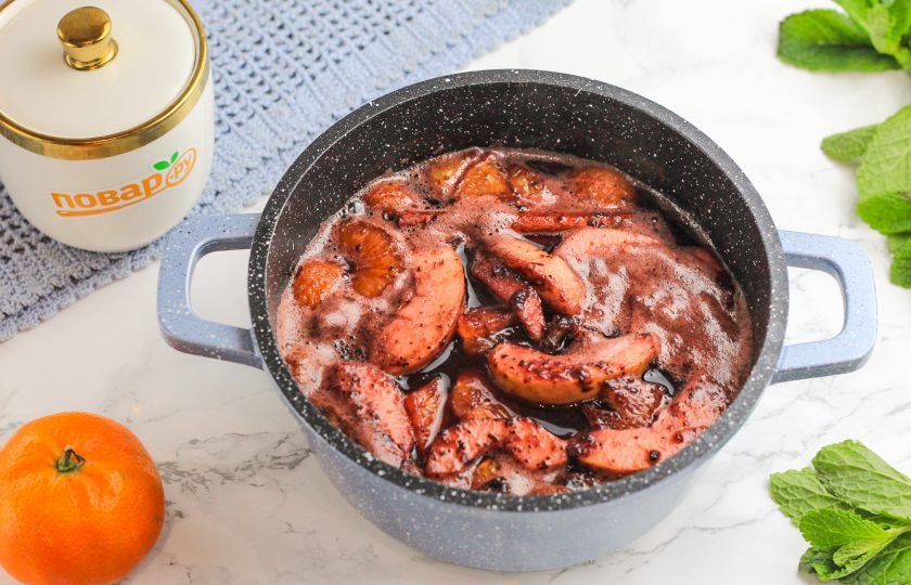 1. Этап. Черный глинтвейн: Поместите емкость на плиту и доведите сок до кипения.