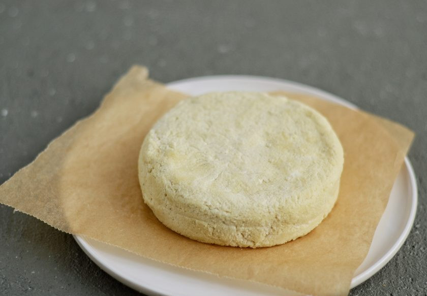 1. Этап. Миндальный сыр: Затем переложите сыр на бумагу для выпечки. Запекайте миндальный сыр 30-40 минут при температуре 165 градусов.