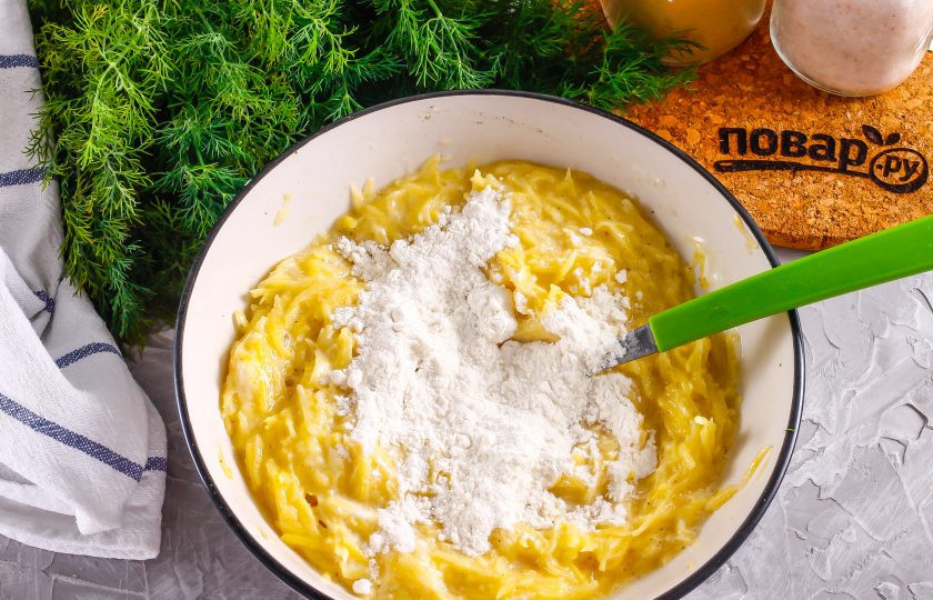 1. Этап. Кремзлики: Всыпьте пшеничную муку и замесите картофельное тесто.