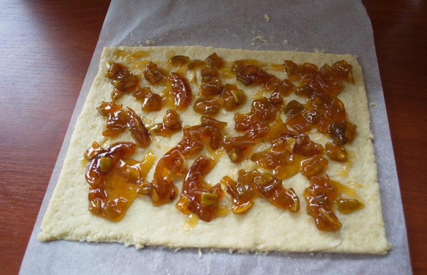 1. Этап. Печенье на кефире с вареньем: По поверхности теста выложите варенье.