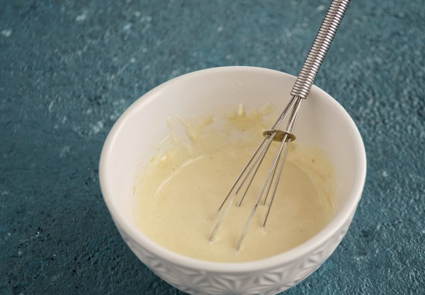 1. Этап. Постный Цезарь: Смешайте постный майонез, горчицу и лимонный сок. Добавьте чёрную соль.