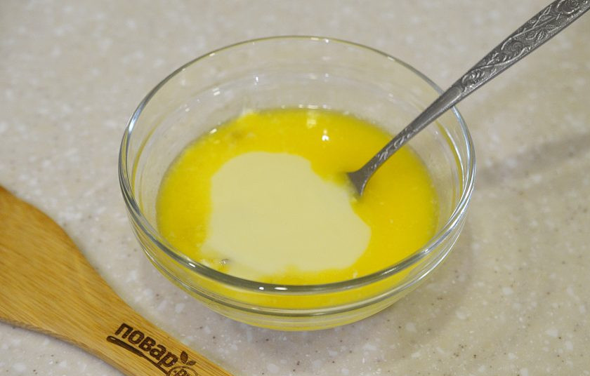 1. Этап. Крем Рафаэлло: 3. Добавьте сгущенку.