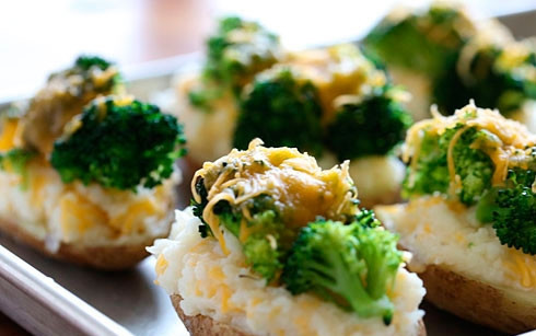 1. Этап. Брокколи с картошкой: Запекать в разогретой до 200С духовке 10-15 минут - до тех пор. пока сыр не расплавится, образовав хрустящую золотистую корочку. Приятного аппетита!