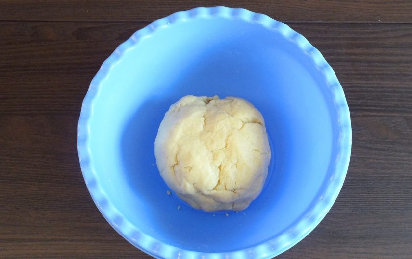 1. Этап. Киш с малиной: Готовое тесто должно быть мягким, допускается незначительная крошливость. Тесто округлите.