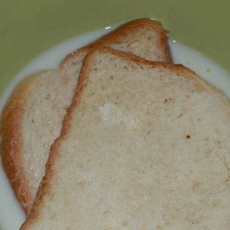 1. Этап. Рулет из фарша: Белый хлеб залить половиной стакана молока. Дать ему полежать в молоке, затем хорошо размять.