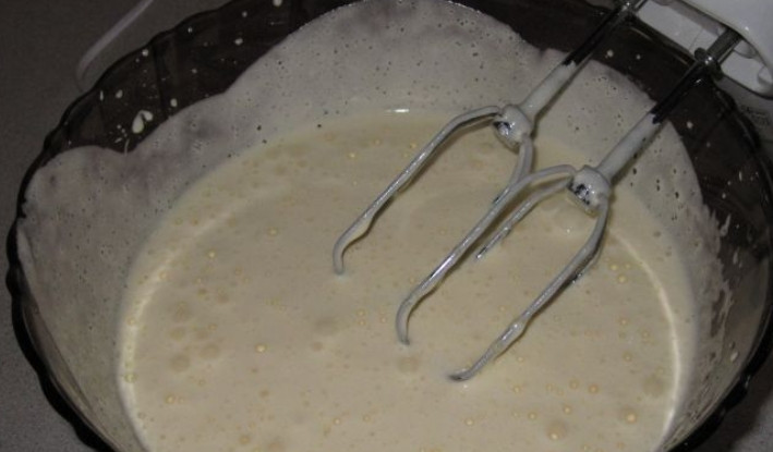 1. Этап. Корж для торта простой: Тщательно взбиваем яйца с сахаром и ванильным сахаром.