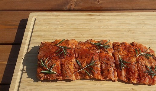 1. Этап. Свиные ребра в яблочном соке: Ребра порезать на крупные части, залить яблочным соком и мариновать 4 часа. Сок слить в емкость. Ребра хорошо натереть смесью специй. На ребра положить свежий розмарин.