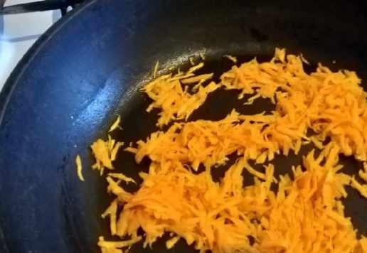 1. Этап. Рыбные котлеты солнечные: Морковь натереть на крупной тёрке, обжарить на 3-х столовых ложках масла, посолить, немного остудить и вмешать в фарш.