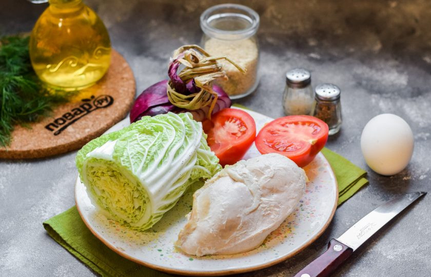 1. Этап. Салат с курицей и пекинской капустой: Подготовьте все ингредиенты. Филе куриное заранее отварите и остудите в бульоне.