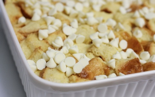 1. Этап. Хлебно-ягодный пудинг: 3. Аккуратно придавите хлеб, чтобы каждый кусочек погрузился в крем. Посыпьте все шоколадными чипсами.