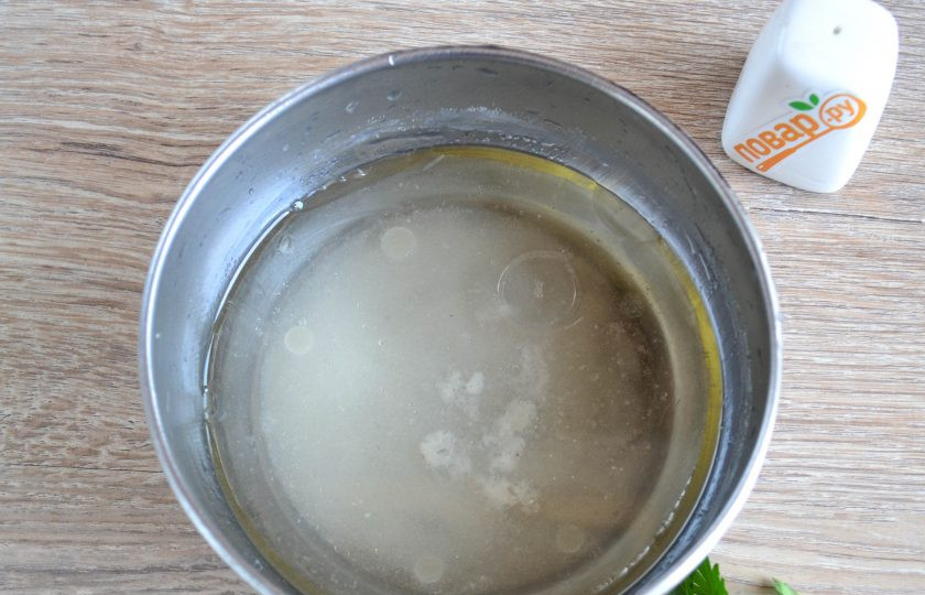 1. Этап. Перец в сладкой заливке: Подготовьте все для сладкой заливки. В небольшой кастрюльке смешайте необходимое количество воды, сахара, соли и растительного масла. Доведите до кипения, затем добавьте уксус и через минуту снимите с огня.