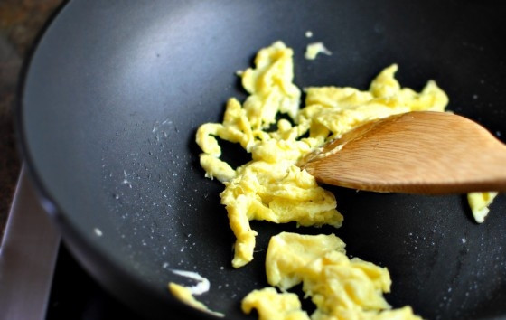 1. Этап. Жареный пряный рис: 4. Обжарьте яйцо до готовности, перемешивая его лопаткой. Потом отложите его в сторону.