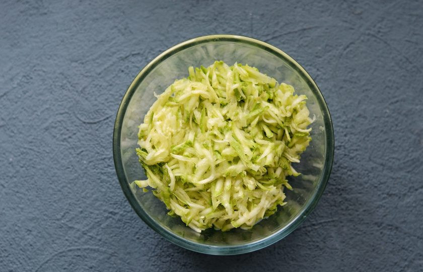 1. Этап. Пирог из лаваша с кабачками: Отдельно натрите кабачок с кожурой. Дайте ему немного постоять, а потом отожмите от лишней жидкости.