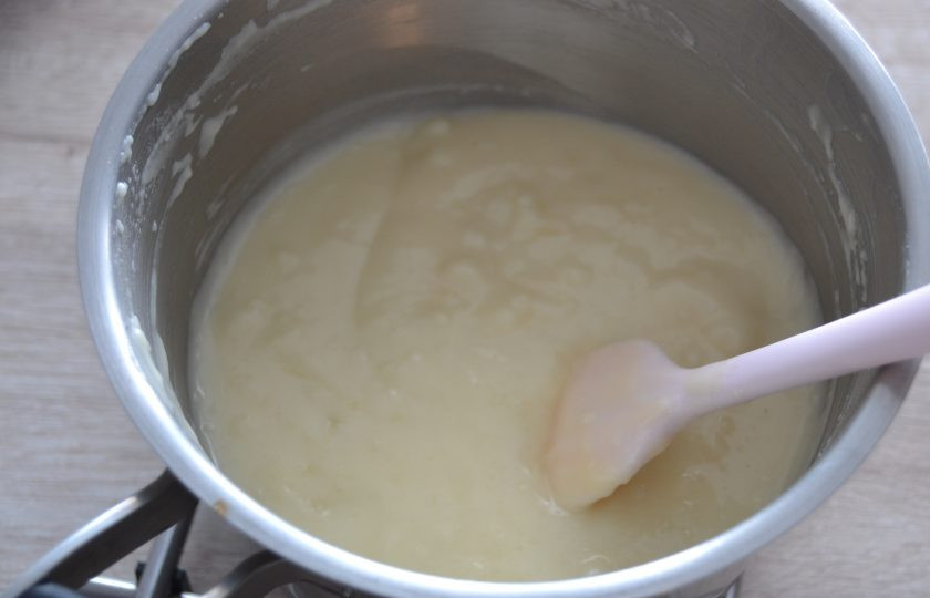 1. Этап. Эклеры со сметанным кремом: Загустевшую основу для крема снимите с огня.