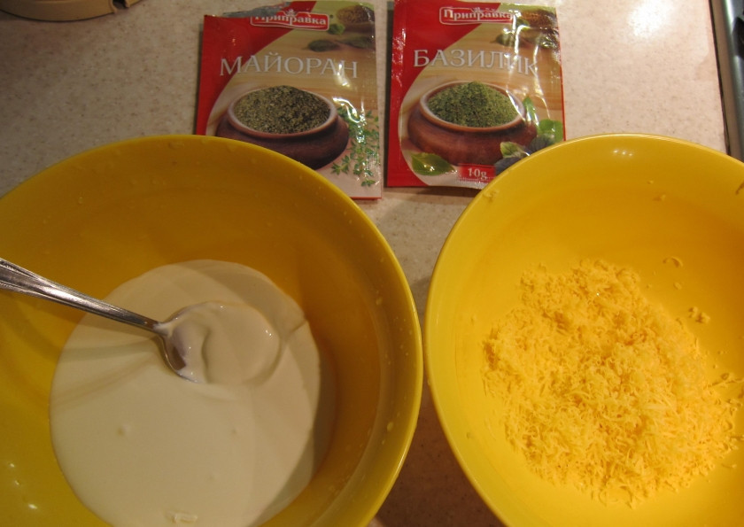 1. Этап. Судак в духовке под сметанным соусом: 6. Сметану смешиваю с измельченным сыром, по вкусу добавляю специи (базилик и майоран).