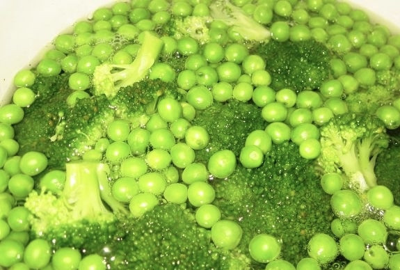 1. Этап. Салат с курицей и брокколи: Сперва поставим вариться куриное филе. Воду с ним немножко можно подсолить. Как только курица сварится, оставьте её остывать в бульоне. Брокколи (если у вас свежий кочан), моем и разделяем на кусочки-соцветия. Горошек (если у вас свежий) забрасываем в кипящую (и совсем немножко подсоленную) воду. Варим его, а через три минуты добавляем соцветия брокколи. Вместе держим на огне ещё минут пять, а потом перекладываем овощи в дуршлаг и промываем их холодной проточной водой.