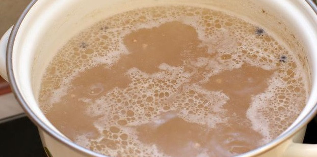 1. Этап. Куриный суп с гречкой: Бульон сварился, вынимаем курицу и перебираем ее, затем возвращаем назад в бульон. Кладем картофель и гречку. Варим 20 минут, до готовности картофеля.