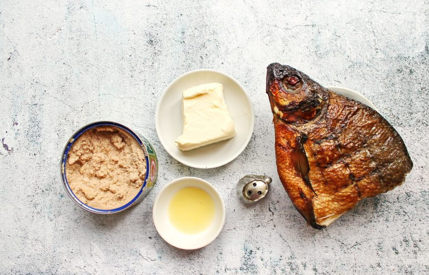 1. Этап. Паста-намазка из рыбы и икры: Подготовьте все необходимые ингредиенты для приготовления пасты-намазки из рыбы и икры. Сливочное масло достаньте заранее, чтобы оно стало мягким.