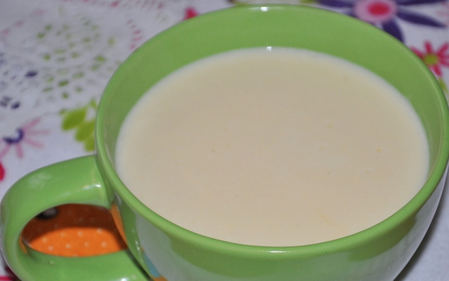 1. Этап. Паста с яйцом: Приготовим соус. Растопите сливочное масло в сотейнике, засыпьте муку и перемешайте. Влейте молоко, помешивая. Также добавьте в загустевший соус тертый сыр.