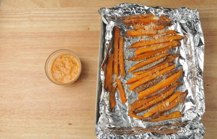 1. Этап. Умами бургер: 2. Затем картофель выложите на противень с фольгой. Сбызните его маслом и посыпьте солью. Запекайте 15 минут при 200 градусах в духовке. После этого натрите на батат половину пармезана. Сделайте соус, смешав майонез, половину мисо пасты и 