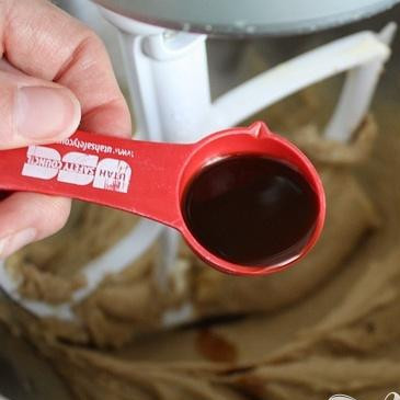 1. Этап. Печенье с овсяными хлопьями и шоколадом: 3. Затем добавить ванильный экстракт.