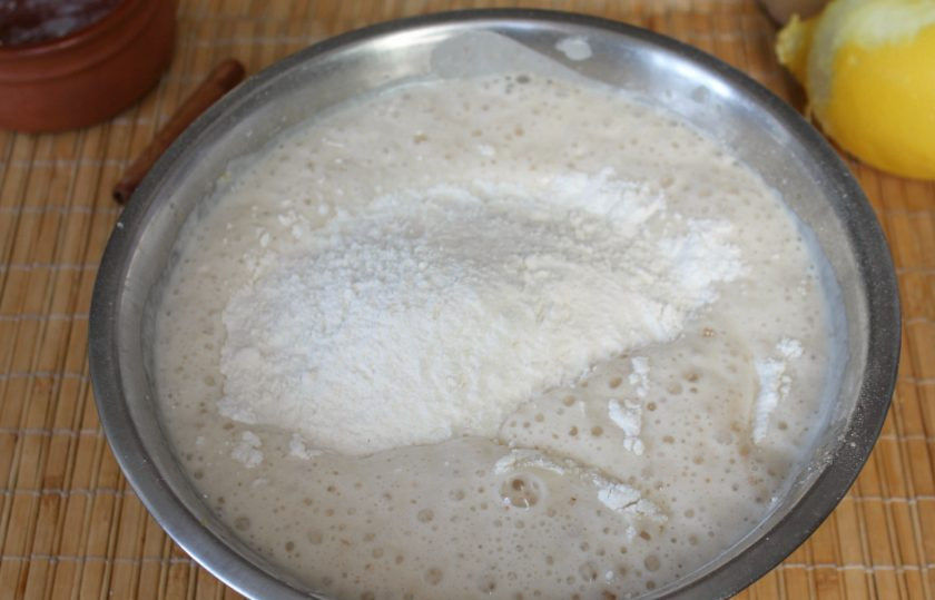 1. Этап. Кулич с корицей: Соединяем опару и смесь из яиц, масла и сахара. Все перемешиваем и подсыпаем муку. Муку использую двух видов, пшеничную белую и цельнозерновую.