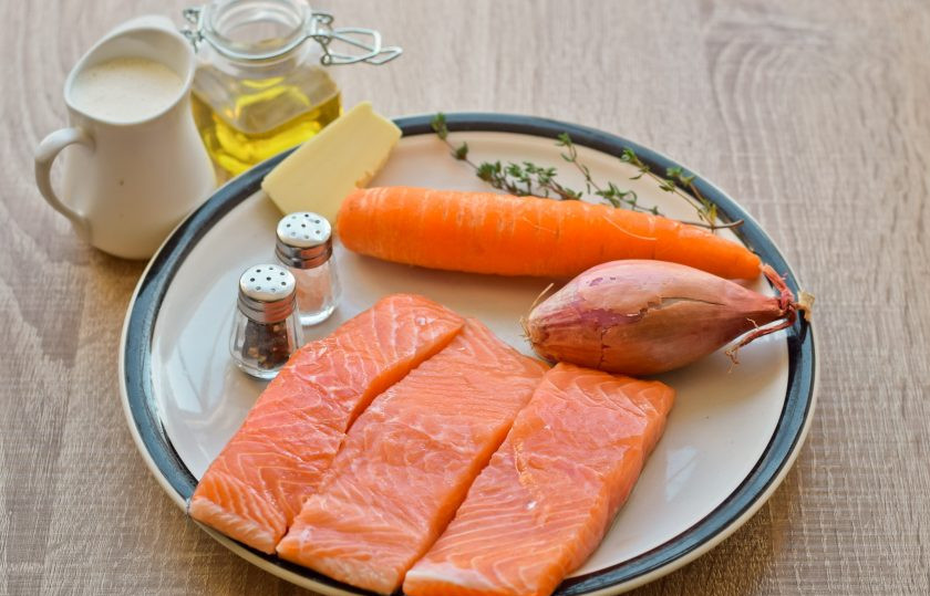 1. Этап. Семга в сливочном соусе запеченная в духовке: Подготовьте все необходимые ингредиенты.