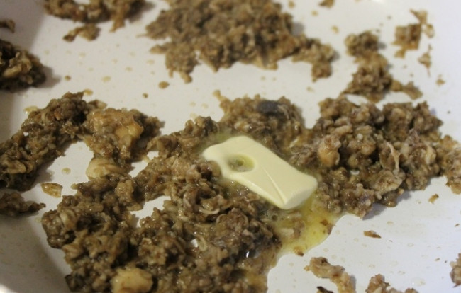 1. Этап. Треска под соусом Бешамель: 3. Сковородку ставлю на огонь, кладу 1 ложку сливочного масла и разогреваю. 2 больших гриба измельчаю на терке и выкладываю на сковородку. Оставшийся гриб нарезаю крупными пластинками и обжариваю с двух сторон.