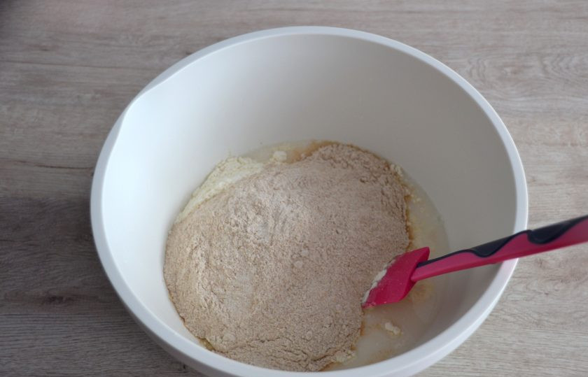 1. Этап. Чиабатта из цельнозерновой муки: Всыпьте муку — белую и цельнозерновую.