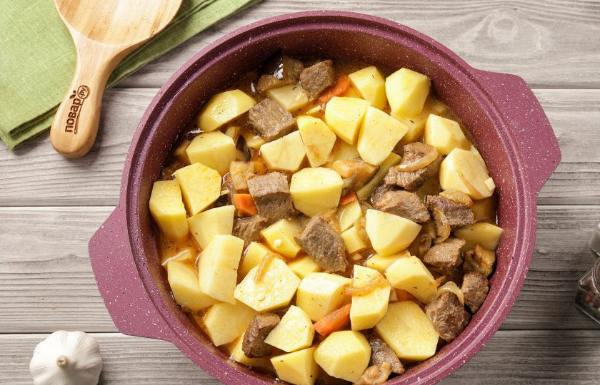 1. Этап. Тушёная картошка с мясом и баклажанами: Добавьте воду, что называется 