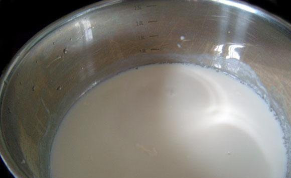 1. Этап. Блинчики на дрожжах: 1. Молоко нужно прогреть немного, чтобы оно было теплое. Кипятить его не надо.