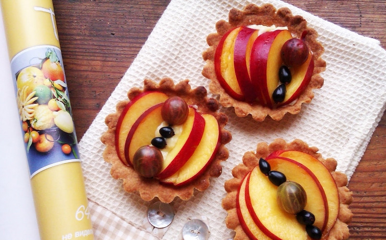 1. Этап. Тарталетки с фруктами: Наполните тарталетки кремом и украсьте их любыми фруктами, например — дольками яблок и виноградом. Приятного аппетита!