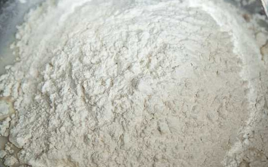 1. Этап. Королевские ватрушки с творогом: 2. После тщательно перемешайте. Добавьте оставшийся сахар, щепотку соли и всыпьте муку.