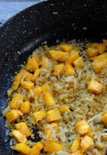 1. Этап. Сливочный булгур с тыквой: Пожарить всё вместе примерно минуту. Булгур должен немного поджариться.