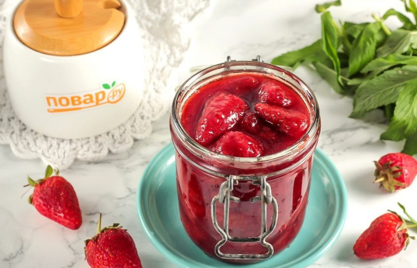 1. Этап. Варенье из клубники с водкой: Выложите варенье в банку по плечики и закройте крышкой по резьбе или с помощью ключа для консервации. Остудите заготовку при комнатной температуре, а после остывания перенесите в кладовую. Храните до зимы.
