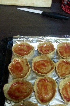 1. Этап. Ржаные корзиночки с начинкой: Теперь приступаем к начинке. Смазываем тонким слоем кетчупа