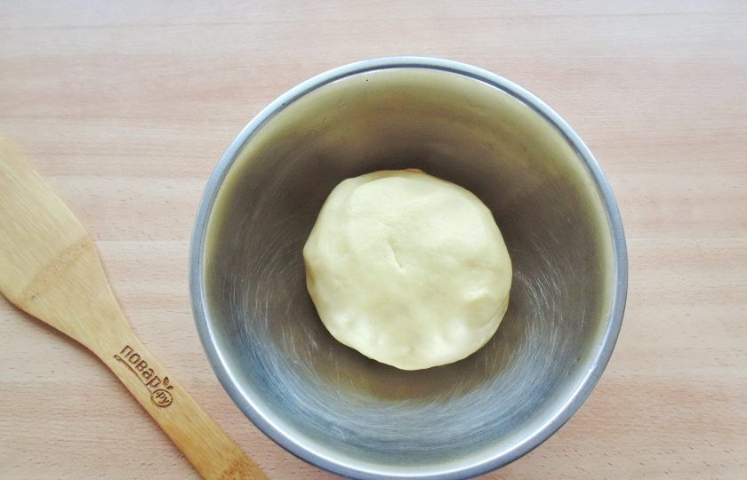1. Этап. Песочный пирог с малиновым вареньем: Замесите мягкое, не липнущее к рукам тесто.