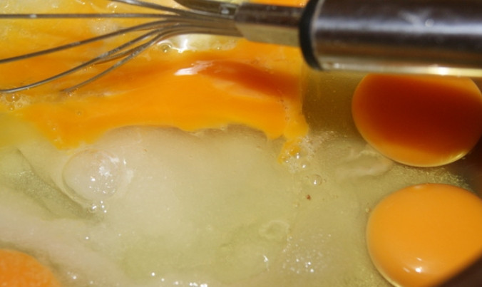 1. Этап. Генуэзский бисквит: В сотейник вбиваем яйца, кладем сахар. Прогреваем до 30 градусов на медленном огне при постоянном взбивании.